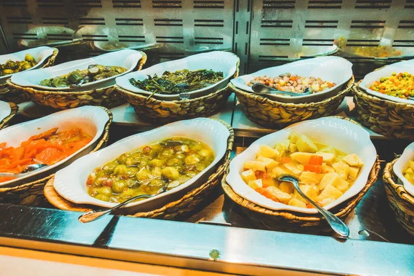 Restoranda açık büfe yemekler