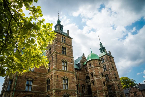 Kopenhag, Danimarka - 24 Temmuz 2019. Kopenhag 'daki Güzel Rosenborg Kalesi
