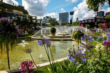 Kopenhag, Danimarka - 21 Temmuz 2019. Kopenhag 'daki güzel park ve bahçe. Çekim