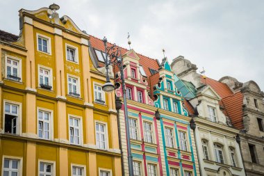 Wrocaw, Polonya - 15 Haziran 2019. Wroclaw şehrinin caddeleri ve evleri. Şehir manzarası