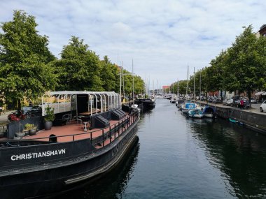 Kopenhag, Danimarka - 15 Temmuz 2019. Kopenhag, Danimarka 'da renkli binaları ve tekneleri olan ünlü Hıristiyanlar.