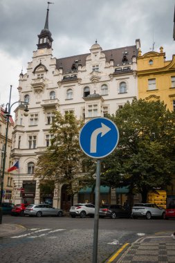 Prag, Çek Cumhuriyeti - 21 Eylül 2019. Güz Prag 'ın güzel sokakları ve mimarisi