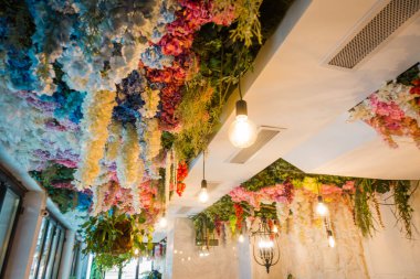 İç kısımda taze çiçekler var.