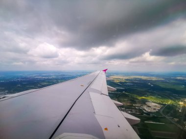 Uçak penceresinden, kanat görüntüsü