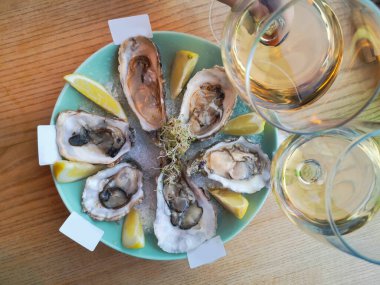 Masadaki istiridyeler lezzetli öğle yemekleri.