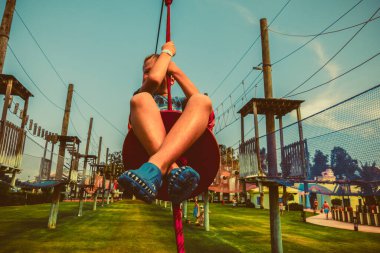 Çocuk bir çocuk parkında bungee sürmek