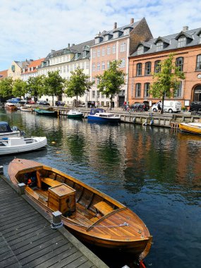 Kopenhag, Danimarka - 15 Temmuz 2019. Kopenhag, Danimarka 'da renkli binaları ve tekneleri olan ünlü Hıristiyanlar.