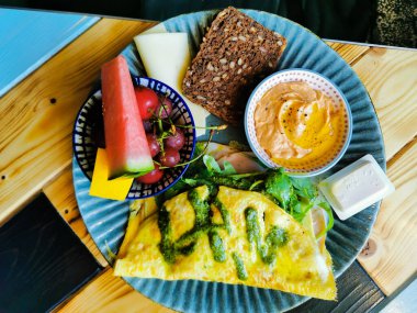 Omlet ve sebzeli lezzetli bir kahvaltı.