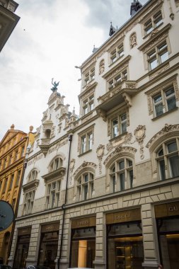 Prag, Çek Cumhuriyeti - 21 Eylül 2019. Güz Prag 'ın güzel sokakları ve mimarisi