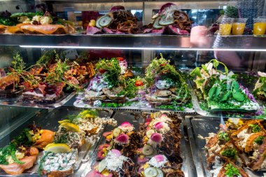 Bir mağaza vitrininde geleneksel Danimarka Smorrebrod tipleri