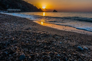 Gündoğumu kumsalda deniz