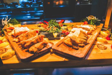 Restoranda açık büfe yemekler