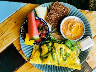 Omlet ve sebzeli lezzetli bir kahvaltı.