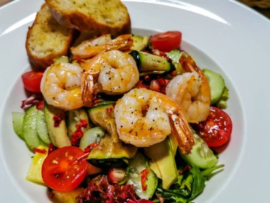 Karidesli salata ve ızgara sebze.