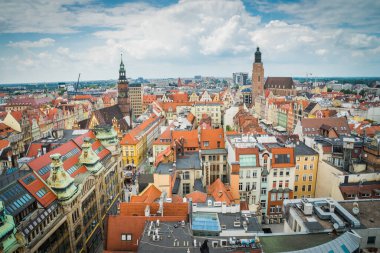 Wrocaw, Polonya - 15 Haziran 2019. Wroclaw şehrinin caddeleri ve evleri. Şehir manzarası