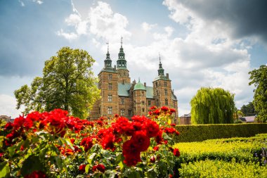 Kopenhag, Danimarka - 24 Temmuz 2019. Kopenhag 'daki Güzel Rosenborg Kalesi