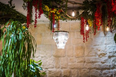 İç kısımda taze çiçekler var.