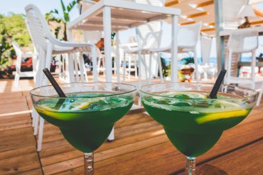 Bir yaz kafede güzel yeşil kokteyl