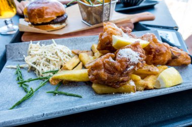 Lezzetli Danimarka mezeleri deniz kenarında bir kafede