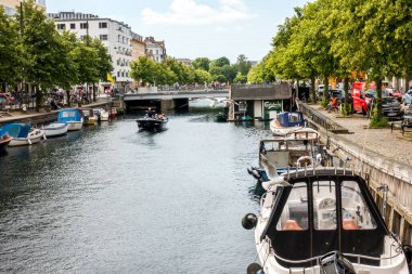 Kopenhag, Danimarka - 15 Temmuz 2019. Kopenhag, Danimarka 'da renkli binaları ve tekneleri olan ünlü Hıristiyanlar.