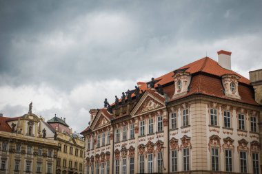 Prag, Çek Cumhuriyeti - 21 Eylül 2019. Güz Prag 'ın güzel sokakları ve mimarisi