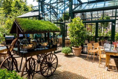 Kopenhag, Danimarka - 21 Temmuz 2019. Parkta güzel bir açık hava restoranı var.