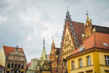 Wrocaw, Polonya - 17 Haziran 2019. Wroclaw şehrinin caddeleri ve evleri. Şehir manzarası