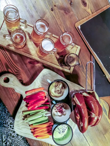 Bier Und Snacks Einer Schönen Kneipe — Stockfoto