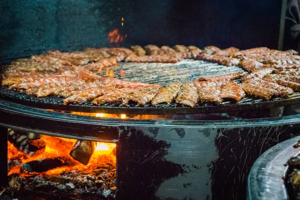 Gegrillte Rippchen Auf Einem Riesigen Grill — Stockfoto