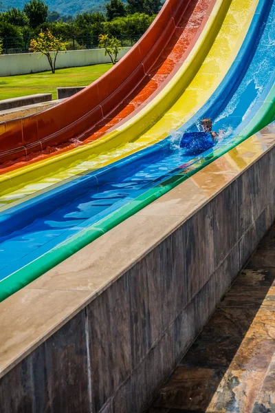 Menino Monta Slide Parque Aquático — Fotografia de Stock