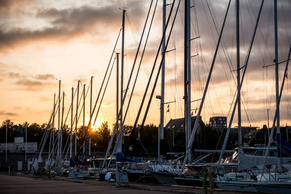 Vacker Brygga Kvällen Med Vackra Segelbåtar — Stockfoto