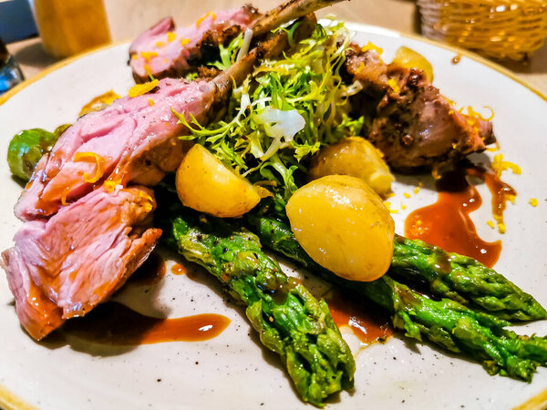 Жареная телятина на фоне овощей
