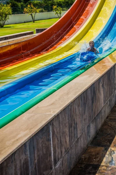 Menino Monta Slide Parque Aquático — Fotografia de Stock