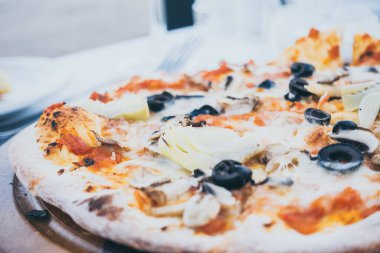 Restoran gezisi arka planında pizza.