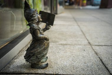 Wrocaw, Polonya - 17 Haziran 2019. Wroclaw şehrinin caddeleri ve evleri. Şehir manzarası