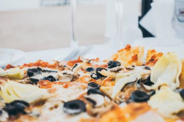 Restoran gezisi arka planında pizza.