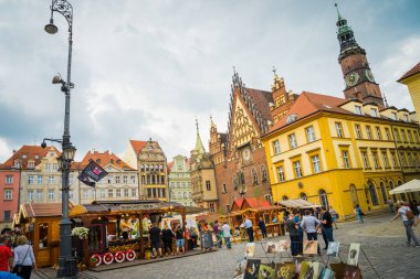 Wrocaw, Polonya - 15 Haziran 2019. Wroclaw şehrinin caddeleri ve evleri. Şehir manzarası