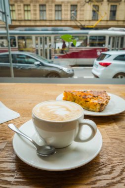 Prag 'da güzel bir kahvaltı, kahve ve kek.