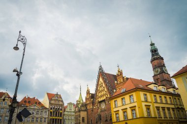 Wrocaw, Polonya - 17 Haziran 2019. Wroclaw şehrinin caddeleri ve evleri. Şehir manzarası
