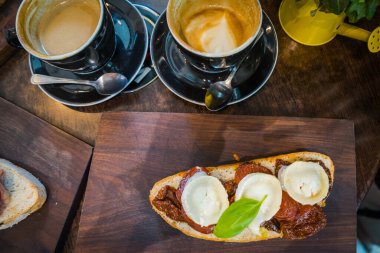 Sandviç ve kahve, bir kafede kahvaltı.