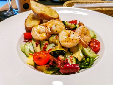 Karidesli salata ve ızgara sebze.