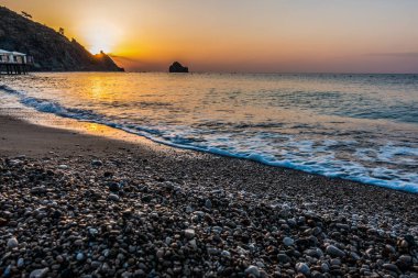 Gündoğumu kumsalda deniz