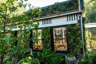 Kopenhag, Danimarka - 21 Temmuz 2019. Parkta güzel bir açık hava restoranı var.