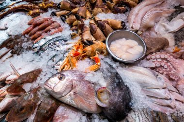 Pazarda taze balık ve deniz ürünleri.