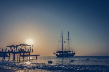 Deniz kenarında güzel gündoğumu