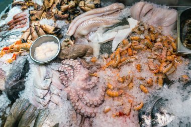 Pazarda taze balık ve deniz ürünleri.