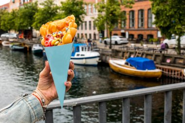 Kopenhag, Danimarka - 15 Temmuz 2019. Kopenhag 'ın arka planında dondurma waffle' ı