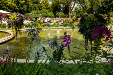 Kopenhag, Danimarka - 21 Temmuz 2019. Kopenhag 'daki güzel park ve bahçe. Çekim