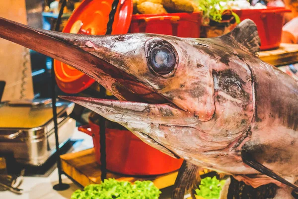 Espada Pescado Sobre Mesa Restaurante —  Fotos de Stock