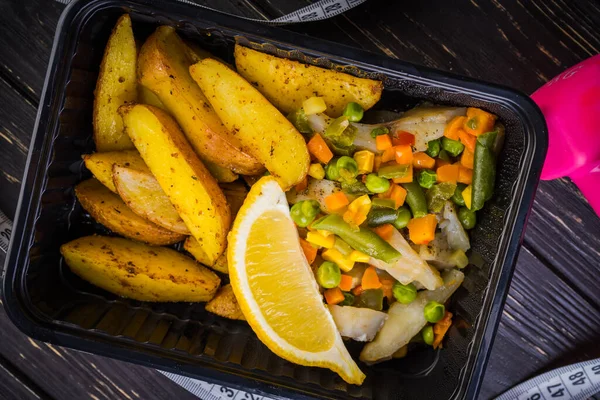 魚や野菜と焼きジャガイモ — ストック写真
